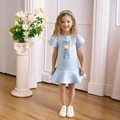Dettaglio dell'abito blu da bambina con orsetto di paillettes e fiocco rosa in 3D - Blu / 90cm