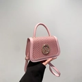 Rosa Lederhandtasche mit Webstruktur und goldenem M-Logo im Variant-Design - Rosa