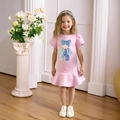 Dettaglio dell'abito rosa da bambina con ricamo a orsetto blu e orlo con volant chic - Rosa / 90cm