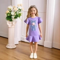 Dettaglio dell'abito viola da bambina con orsetto di paillettes e fiori 3D applicati - Viola / 90cm