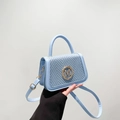 Hellblaue Mini-Handtasche mit gewebter Textur und einem metallischen M-Logo - Blau