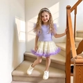 Dettaglio del completo bambina con top lilla a maniche a volant e gonna tutu su modella - 100cm (4 Anni) / Viola