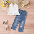 Detailansicht Mädchen Set: weißes ärmelloses Rüschentop und Jeans mit Blumenstickerei - 100cm-4Y / Weiß