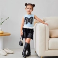 Dettaglio del top in denim per bambine con farfalla e set di pantaloncini neri - Blu / 90cm-3Y