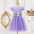 Dettaglio di fiori ricamati 3D su abito viola da bambina con corpino a coste e tulle - 100 / Viola Chiaro