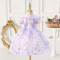 Detail eines lavendelfarbenen Prinzessinnenkleids mit Blumen und Sternen-Pailletten - 100cm (4Y) / Lila