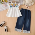 Completo estivo da bambina con top bianco ricamato e jeans larghi con bordo in pizzo - 100cm-4Y / Bianco