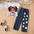 Dettaglio della maglietta con cartoni e jeans con applicazioni di margherite 3D per bambine - 100cm (4Y) / Bianco (Top) + Blu Scuro (Pantaloni)