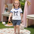Mädchen Sommer-Set mit weißem Kontrast-T-Shirt und blauen Distressed-Denim-Shorts - Weiß / 100cm-4Y