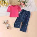 Détail à plat d'un t-shirt rose à manches bouffantes et jean brodé pour fille - Rose Rouge / 100cm-4Y