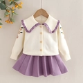 Dettaglio del cardigan in maglia crema con colletto a balze viola e ricamo floreale sulla manica - 90cm (2 anni) / Viola Chiaro