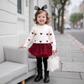 Détail du pull en tricot pour fille avec cœurs rouges et jupe tutu bordeaux set - 66 / Blanc