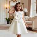 Dettaglio di abito bianco senza maniche per bambina con fiori 3D e balze eleganti - 90cm-3Y / Avorio