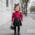 Ensemble fille avec haut côtelé bordeaux et jupe plissée en similicuir noir chic - Bordeaux / 100cm-4Y