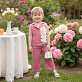 Detail van roze zomerse meisjes set met mouwloos vest en een groot wit 3D bloemenaccent erop - 90cm-3Y / Roze