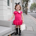 Detail von fuchsiafarbenem Kleid mit Puffärmeln, Bubikragen und 3D-Blumenakzent - 110cm-5Y / Rosarot