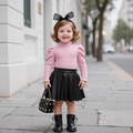 Ensemble fille avec haut rose à col roulé et jupe plissée en PU noir avec accessoires - Rose / 100cm-4Y