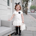 Weißes Mädchenkleid mit Puffärmeln, schwarzen Blumendetails und passendem Zubehör - 90cm-3Y / Weiß