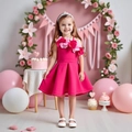 Nahaufnahme der handgefertigten 3D-Blumen an der Schulter eines pinkfarbenen Kleides - 90cm-3Y / Rosarot