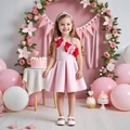 Detailansicht der 3D-Blüten am Ausschnitt eines Mädchen-Partykleids in Rosa - 90cm-3Y / Rosa
