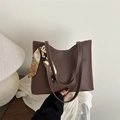 Bolso tote marrón oscuro en cuero sintético mate con costuras blancas y pañuelo de seda - Marrón Oscuro