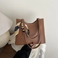 Bolso tote de cuero marrón para mujer con pañuelo decorativo y letras doradas - Tostado