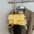 Detalle de bolso de cuero amarillo brillante con texto fashion y colgante de perlas - Sin colgante / Amarillo