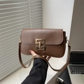 Petit sac carré minimaliste en cuir marron avec boucle géométrique dorée pour femmes - Marron