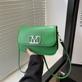 Sac à bandoulière chic en cuir vert avec boucle M argentée et fine bandoulière - Vert