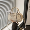 Cremeweiße Boston Tasche mit Metallschleife, Spitzenbändern und kariertem Seidenschal - Weiß