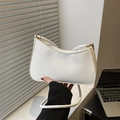 Bolso de hombro media luna blanco minimalista con detalles metálicos dorados - Blanco