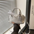 Silberne Boston Tasche im Ballett-Stil mit Spitze, Metallschleife und Karo-Schleife - Silber