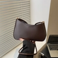 Bolso de hombro minimalista marrón oscuro en cuero con silueta curva y detalles en metal oro - Marrón