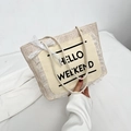 Stroh-Stofftasche in Beige mit Hello Weekend Aufdruck und weißem Spitzenbesatz - Gebrochenes Weiß