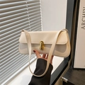 Schicke cremeweiße Baguette-Schultertasche mit eleganter ovaler Metallschnalle in Gold - Weiß