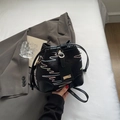 Schwarze Beuteltasche mit bunter Wellenstickerei und eleganten Lederdetails - Schwarz