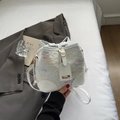 Weiße Eimertasche mit bunten Stickereien und eleganten goldenen Metallelementen - Gebrochenes Weiß