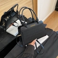 Sac fourre-tout noir élégant avec texture crocodile et poignée nouée à la mode, été 2025 - Noir