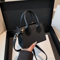 Bolso tote negro con textura tejida y herrajes dorados en caja de regalo - Negro