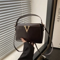 Bolso bandolera de piel sintética marrón oscuro con elegante hebilla de metal dorada en V - Marrón