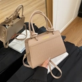 Sac fourre-tout beige motif crocodile avec poignées nouées et bandoulière réglable - Kaki