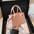 Mini bolso rosa con textura tejida, correa ajustable y herrajes dorados - Rosa