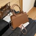 Sac à main marron à motif crocodile avec poignée ronde et bandoulière amovible, chic - Marron