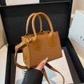 Bolso de mano trenzado marrón en cuero con hebillas doradas y correa de hombro - Marrón