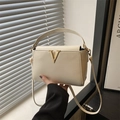 Bolso beige elegante con hebilla dorada en V y correa ajustable para el hombro - Blanco