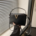 Bolso de mano clásico en cuero negro con hebilla dorada en V y correa de hombro delgada - Negro