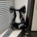 Sac à main chic en cuir verni noir avec un grand nœud et des rivets argentés - Noir