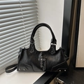 Sac fourre-tout punk noir vintage avec croix en métal argenté, chaîne et rivets - Noir