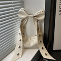 Sac à main chic avec nœud crème, rivets argentés et finition brillante élégante - Blanc