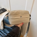 Bandolera versátil de nailon beige con correa ajustable y compartimentos con cremallera - Caqui